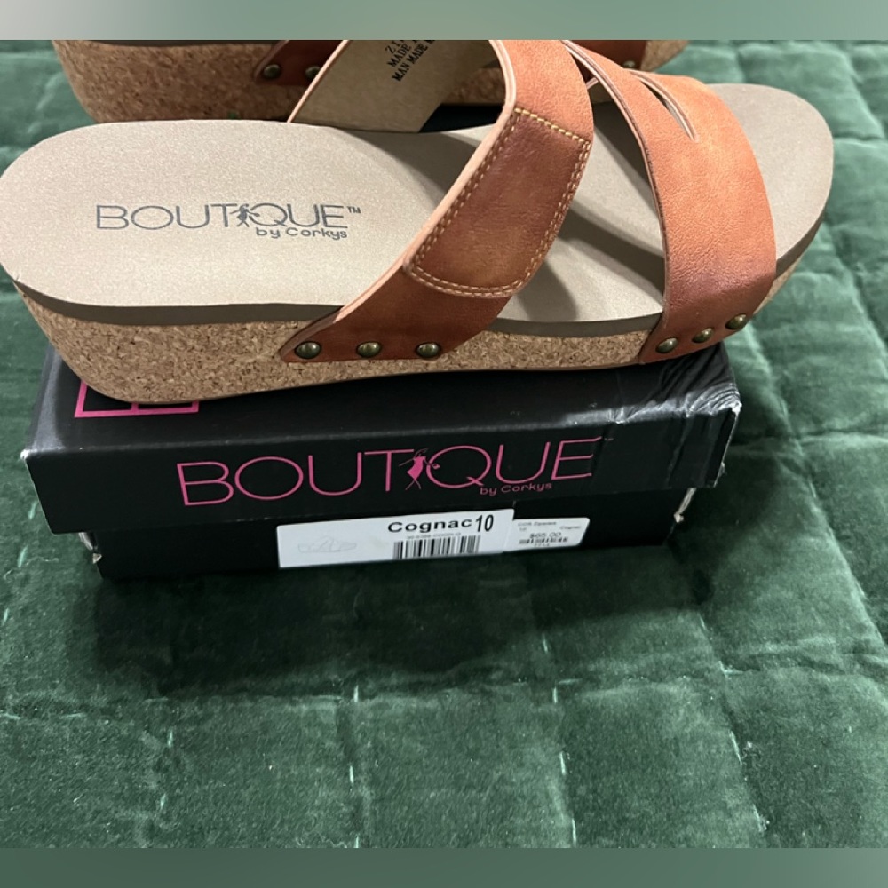 NWT Corkys cognac size 10